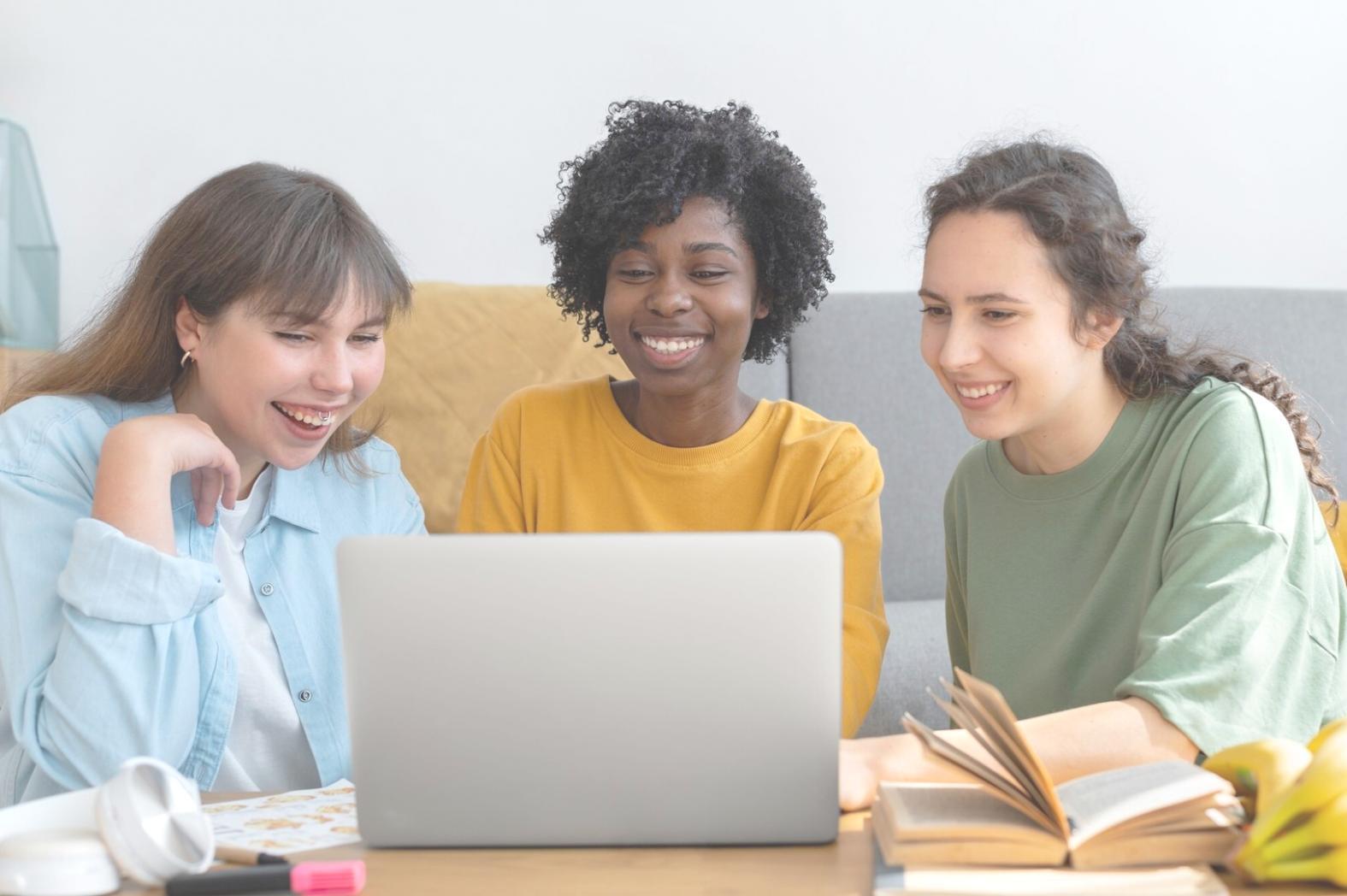 Estudiantes analizando gráficos de trading en un entorno de aprendizaje moderno